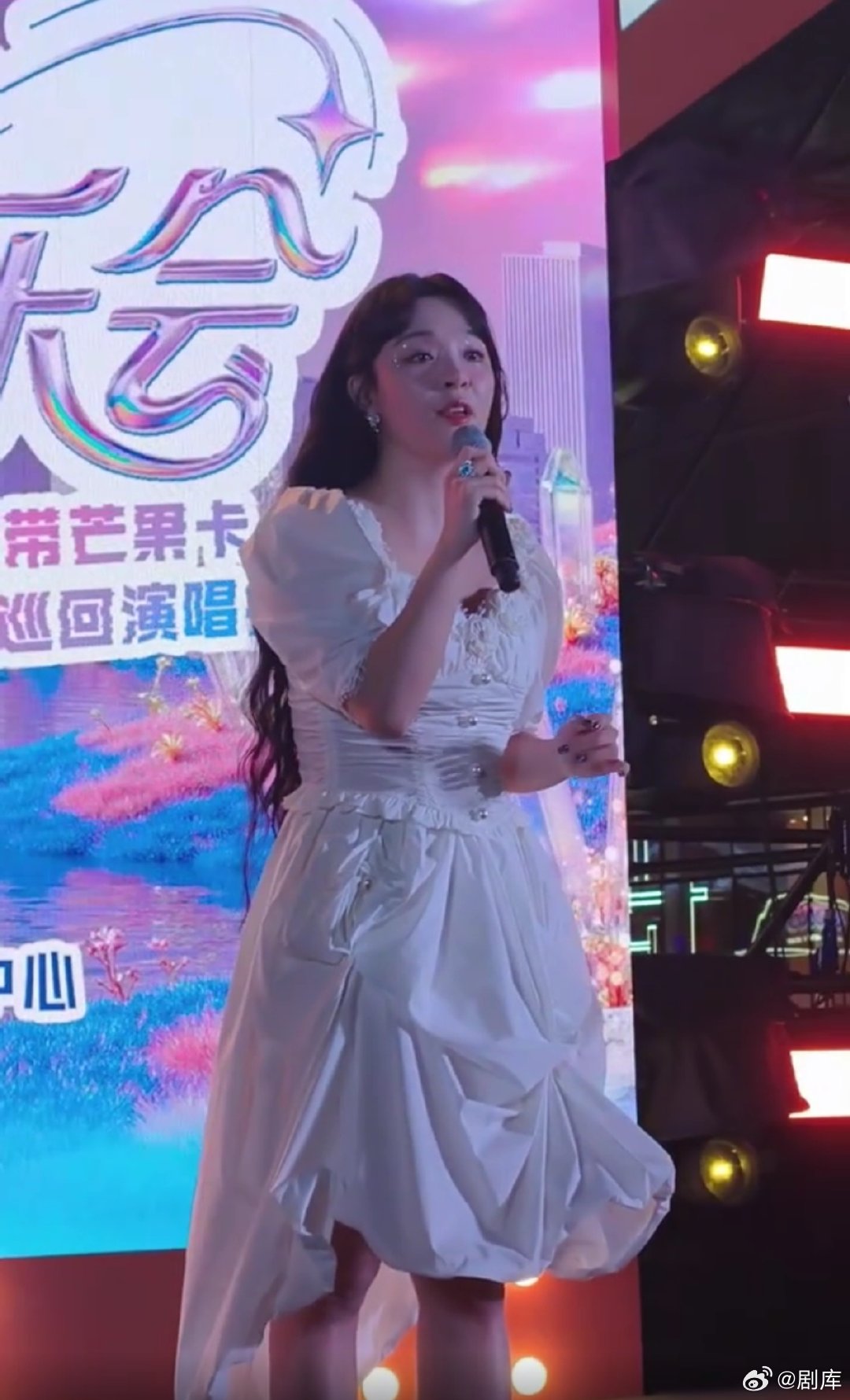 李莎旻子合肥音乐节首唱新歌《月亮是黑夜的人质》