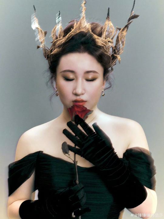 锤娜丽莎佩戴鎏金皇冠亮相