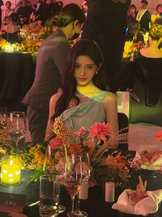 鞠婧祎亮相芭莎晚宴内场生图曝光