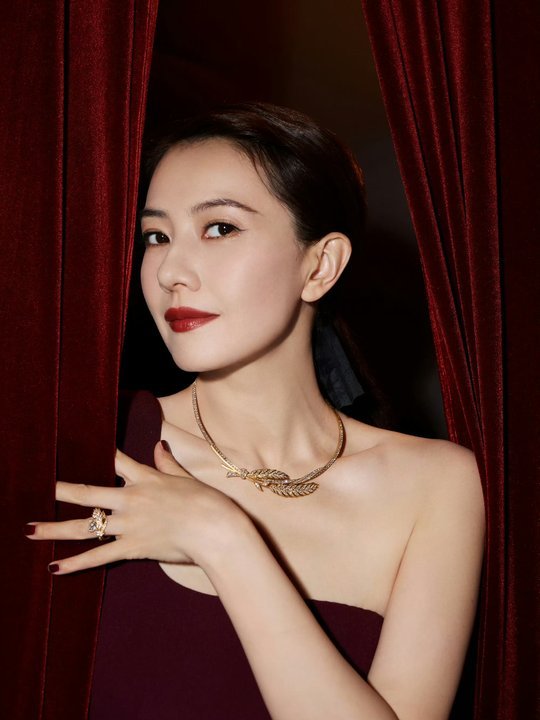 高圆圆穿高定鱼尾红裙亮相