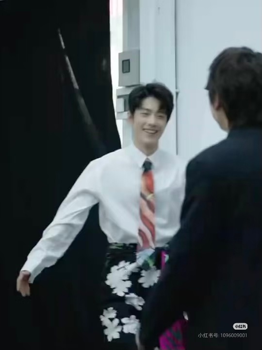 肖战花裤造型曝光，创意设计引热议