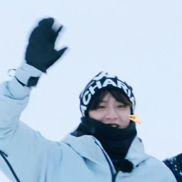 刘耀文打招呼险些摔倒