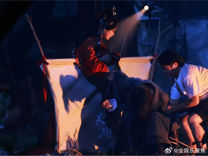 张凌赫腿痛无法站立林允搀扶未果工作人员协助