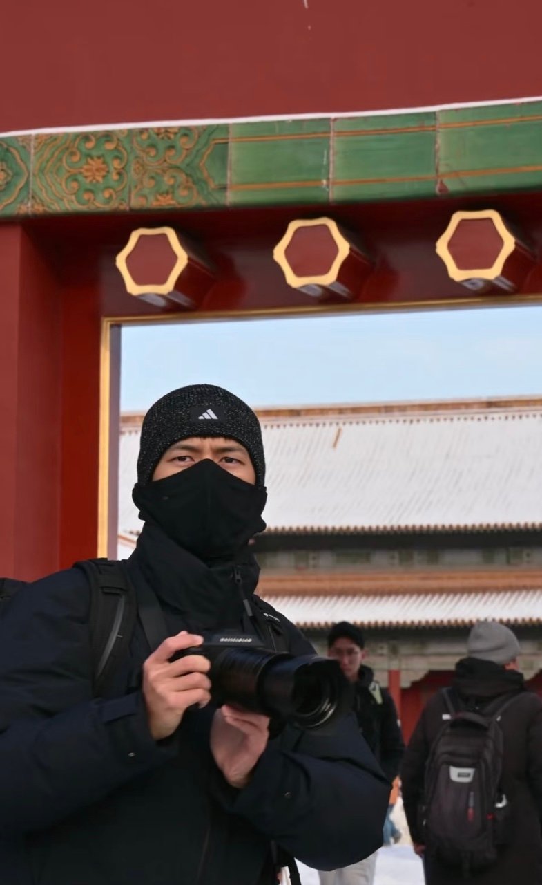 李现分享伪装新思路，皮衣束脚裤难辨认