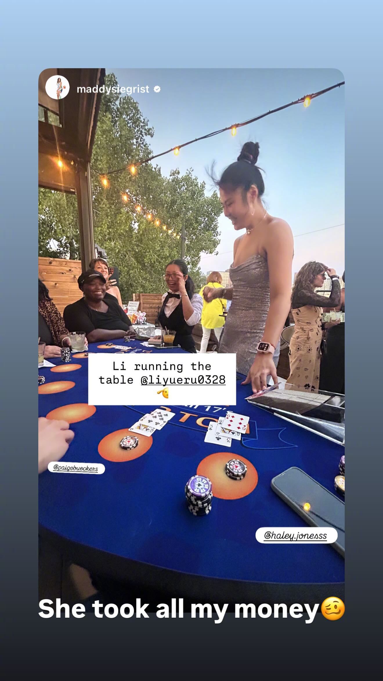 李月汝团建照获赞，佩奇-布克斯转发队友晒照