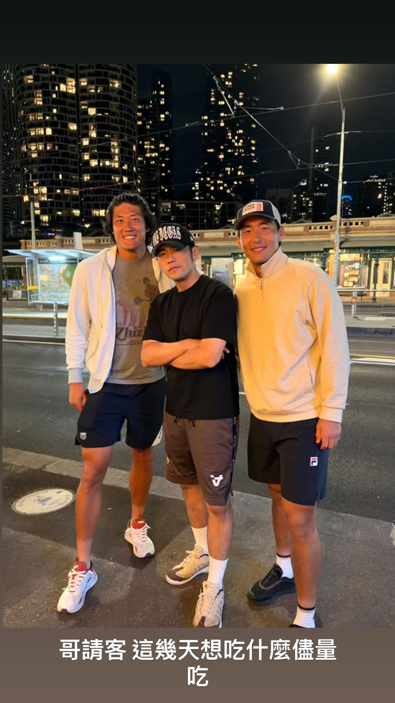 周杰伦合影张之臻布云朝克特，澳网首轮失利后邀约聚餐