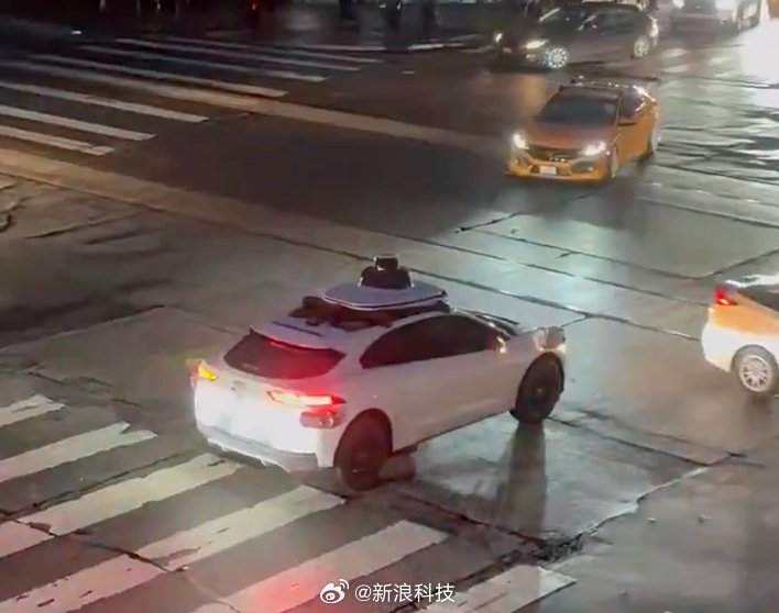 Waymo自动驾驶出租车因旧金山停电大规模瘫痪，马斯克称特斯拉未受影响