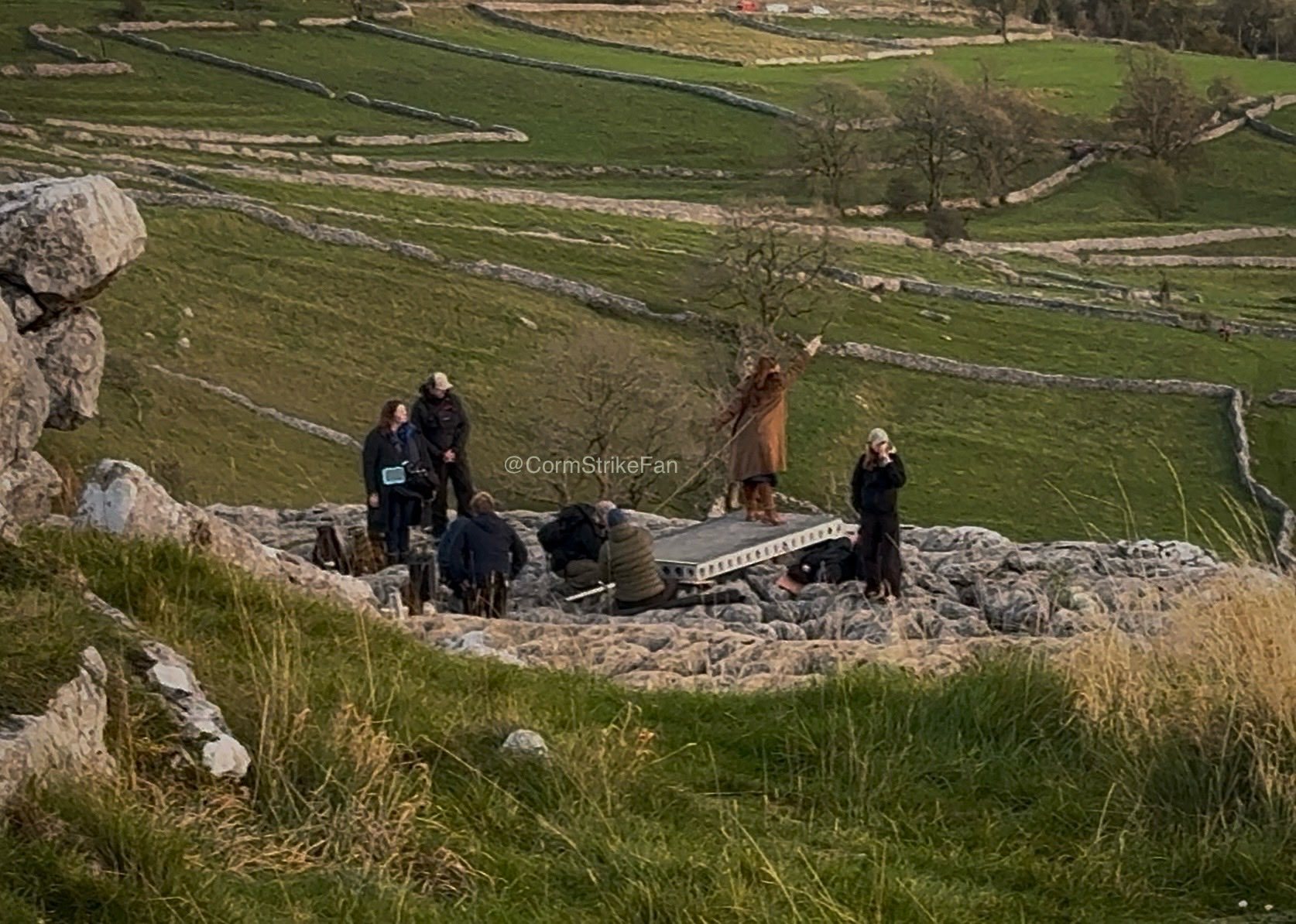 剧版哈利波特女巫施咒庆祝伏地魔垮台