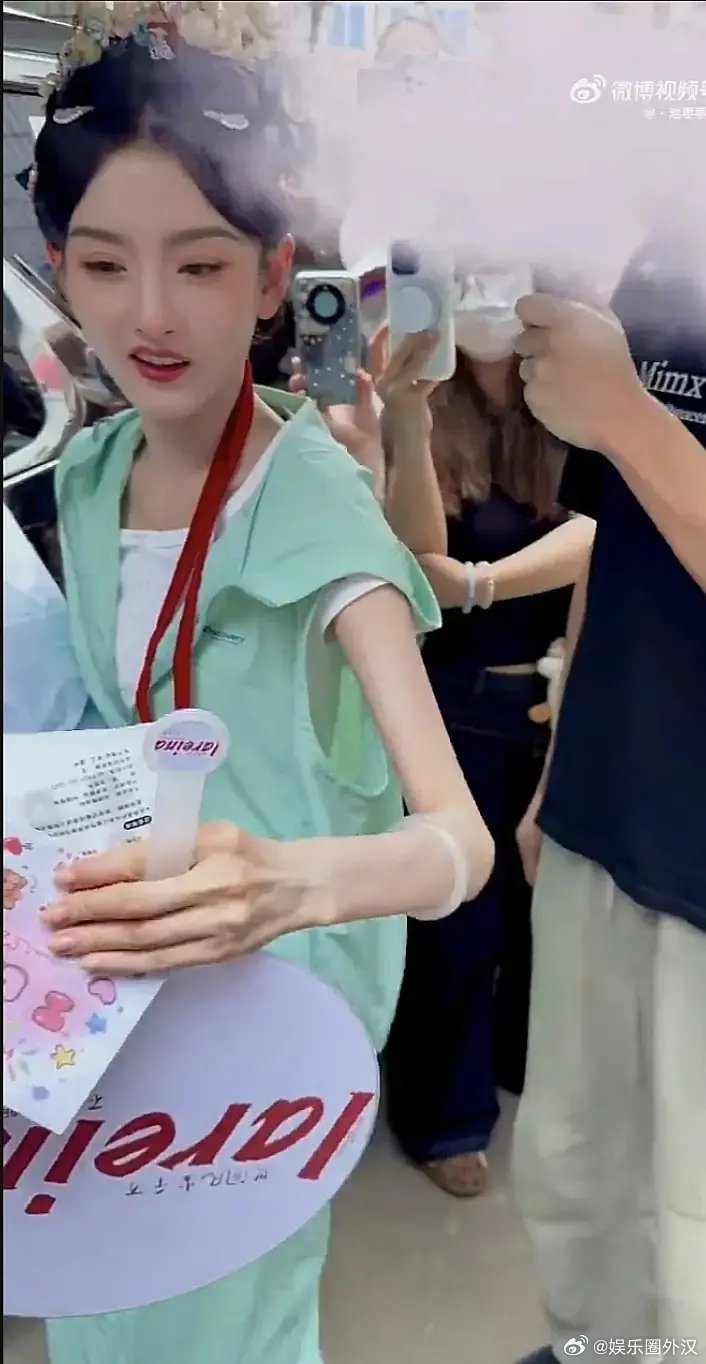 宋祖儿近期暴瘦引担忧，手上镯子滑至大臂