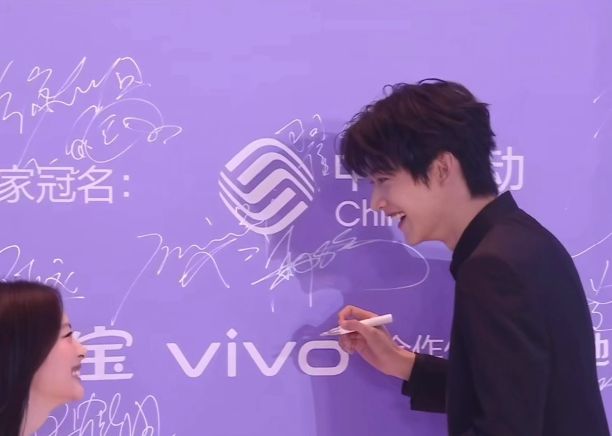 徐若晗红毯速画简笔画引周柯宇注目