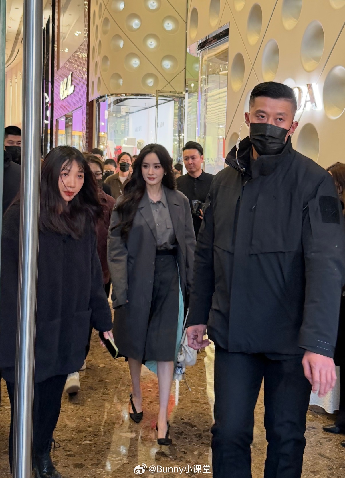 杨幂Prada线下活动生图汇总，轻松驾驭各种造型