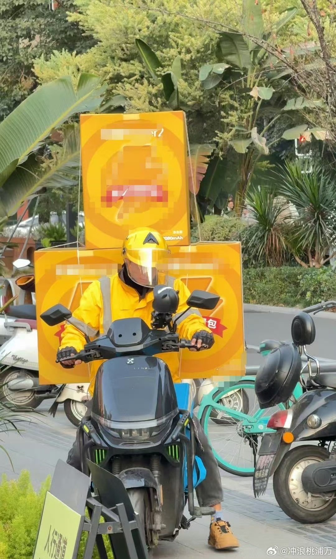 成都外卖员三轮车装载三箱货物引热议