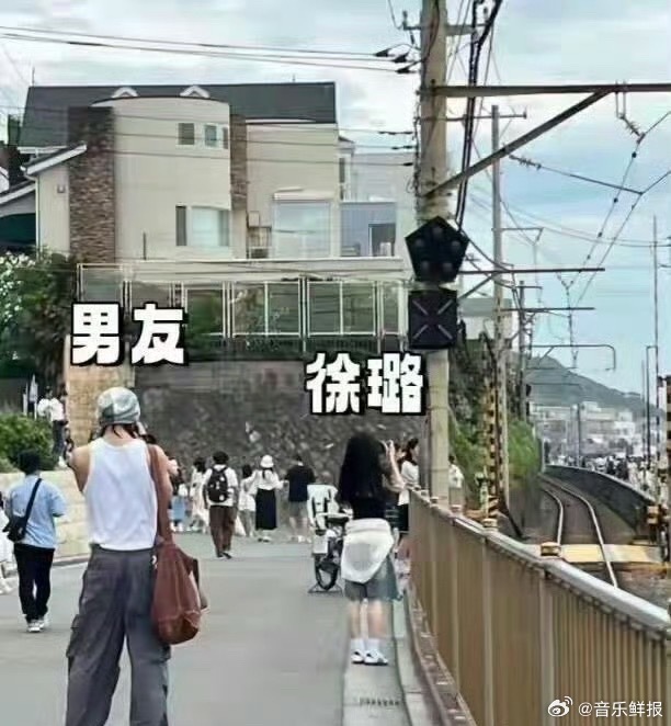 徐璐日本度假穿吊带牛仔活力十足