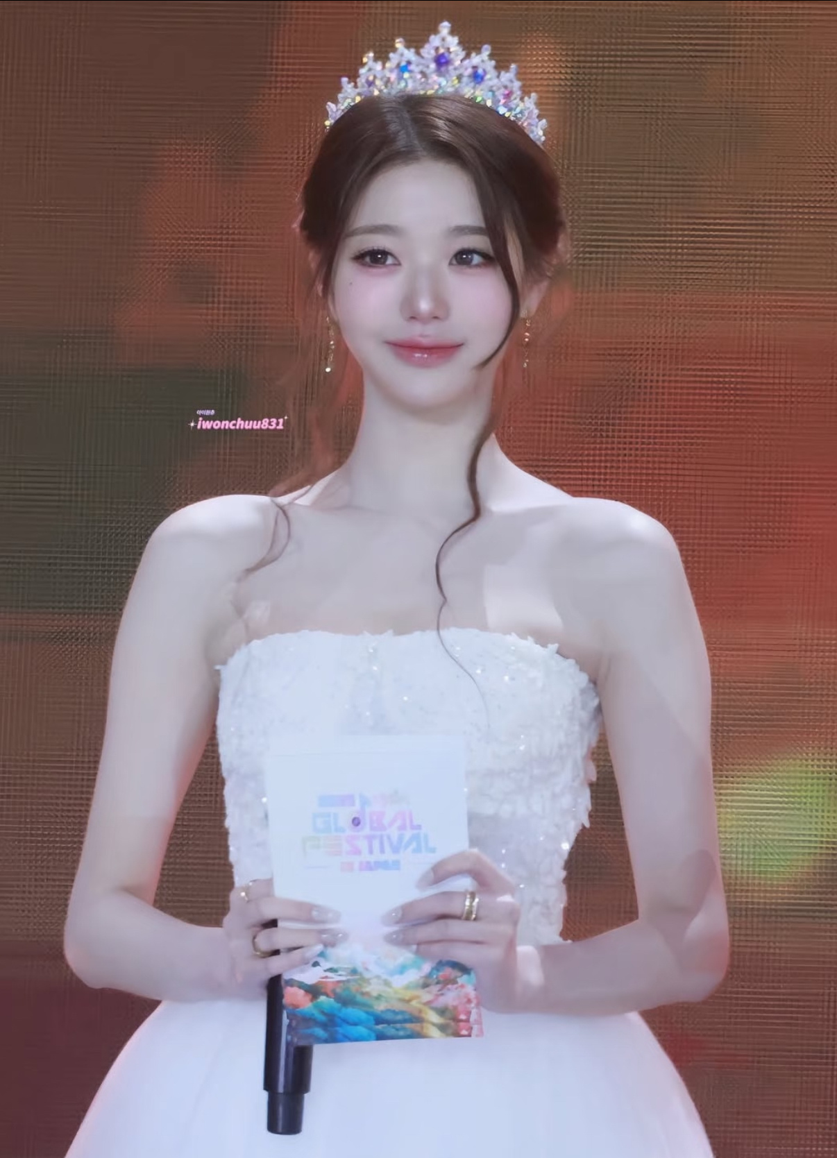 张元英主持造型佩戴王冠亮相