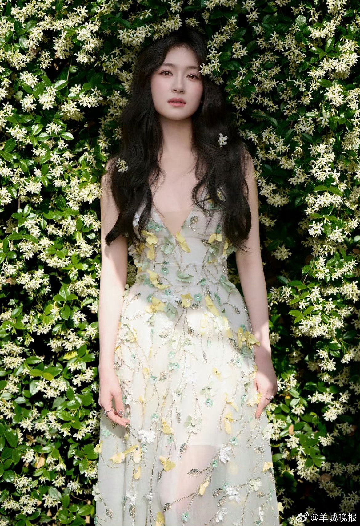 春日女星碎花裙造型引热议，李兰迪热巴杨超越等出镜