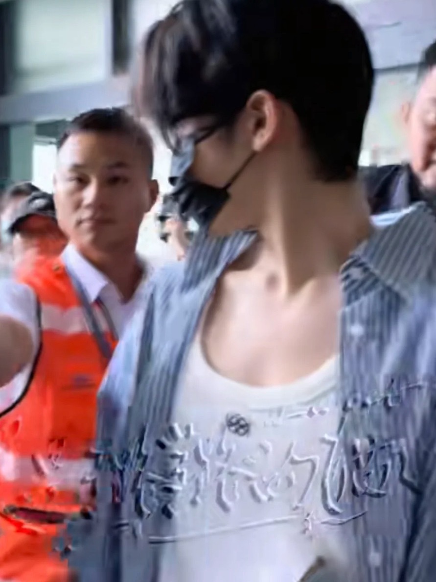 侯明昊胸肌引热议