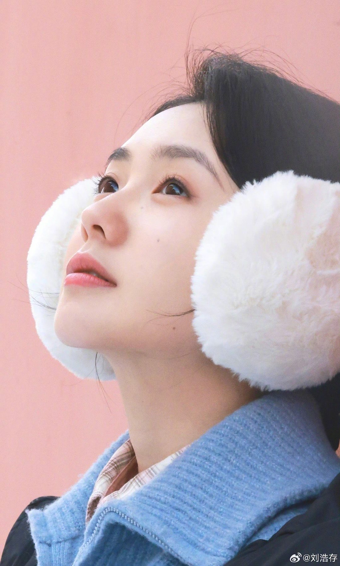 刘浩存初雪写真曝光，白色耳罩造型软萌