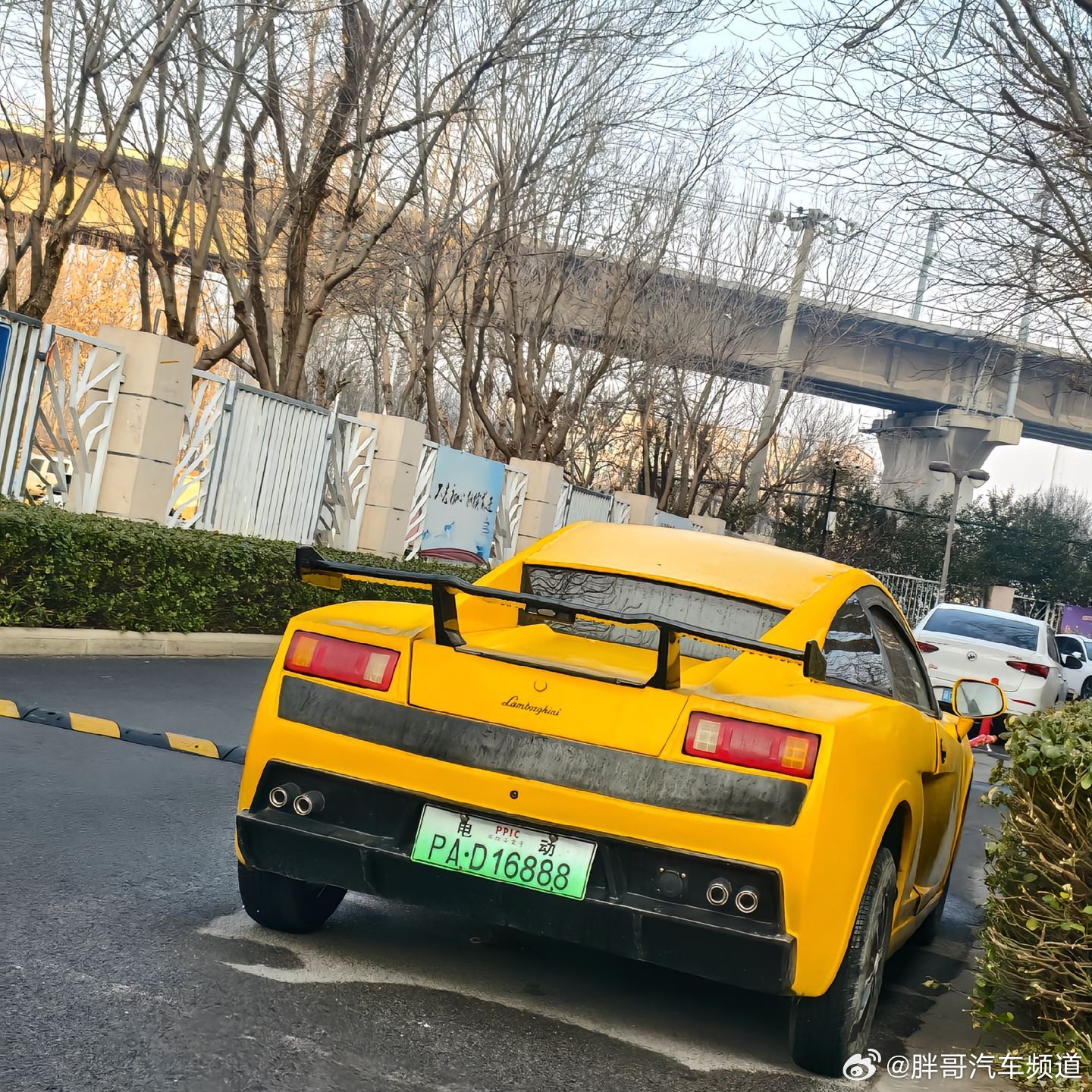 老头乐版兰博基尼引热议，外观设计引质疑