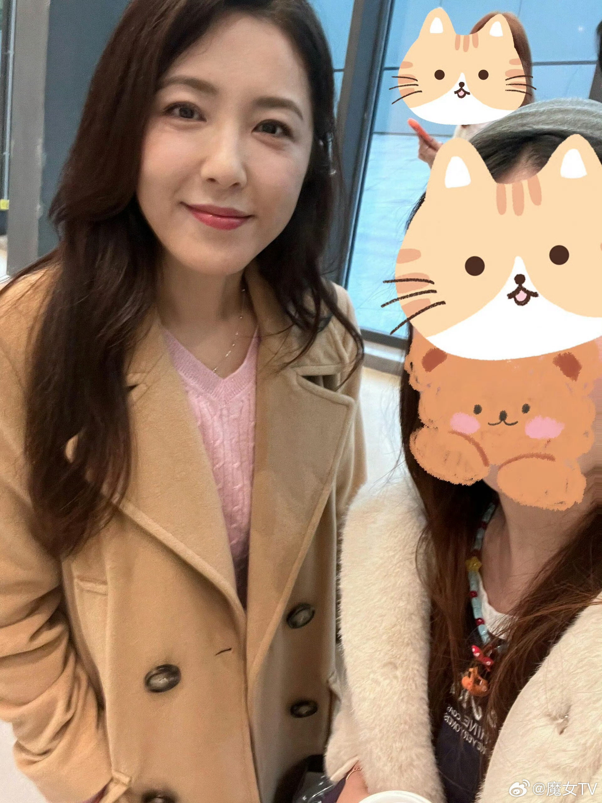 网友赵露思生日会偶遇曾黎合影