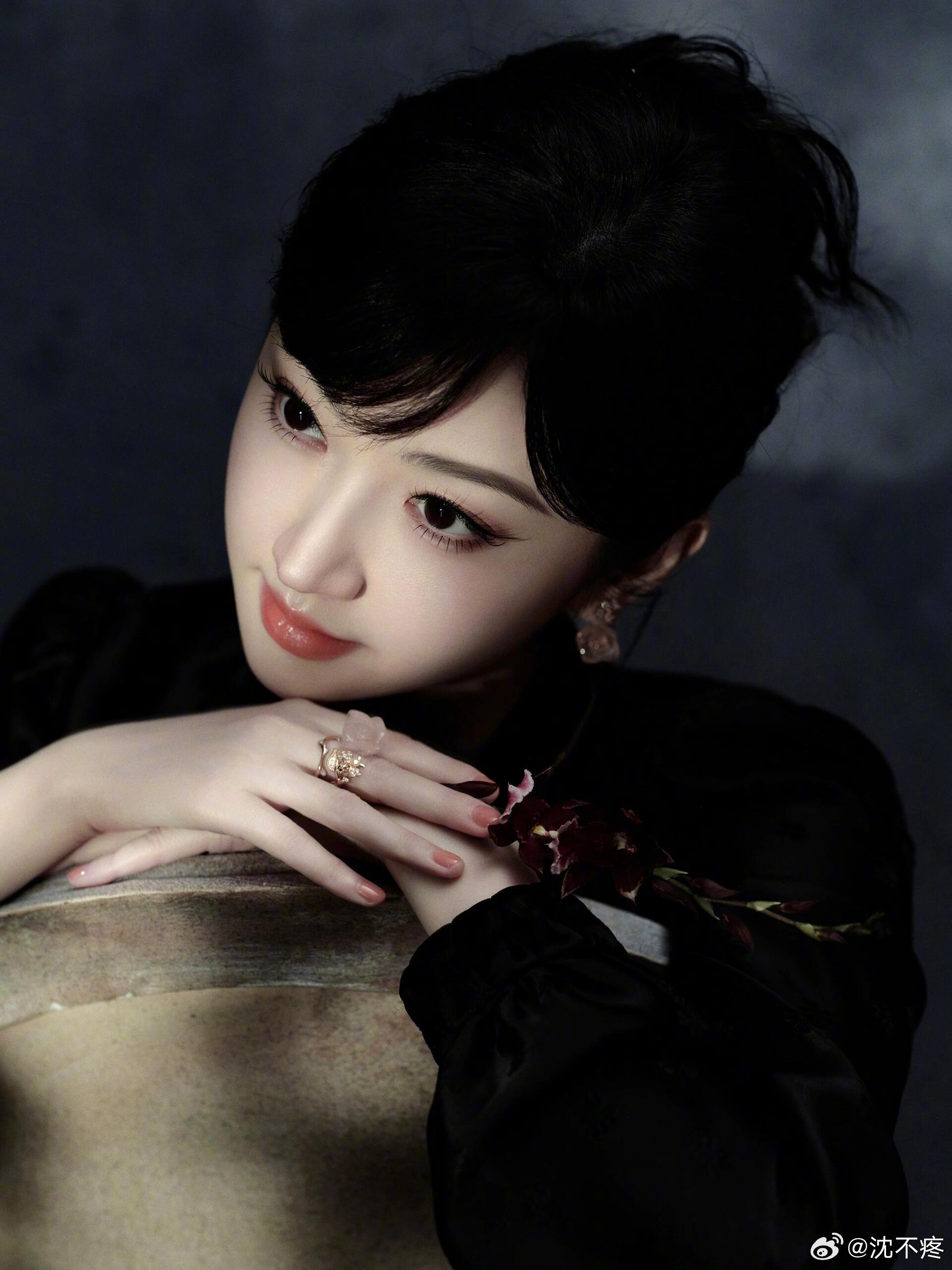 景甜新造型展现经济上行风貌