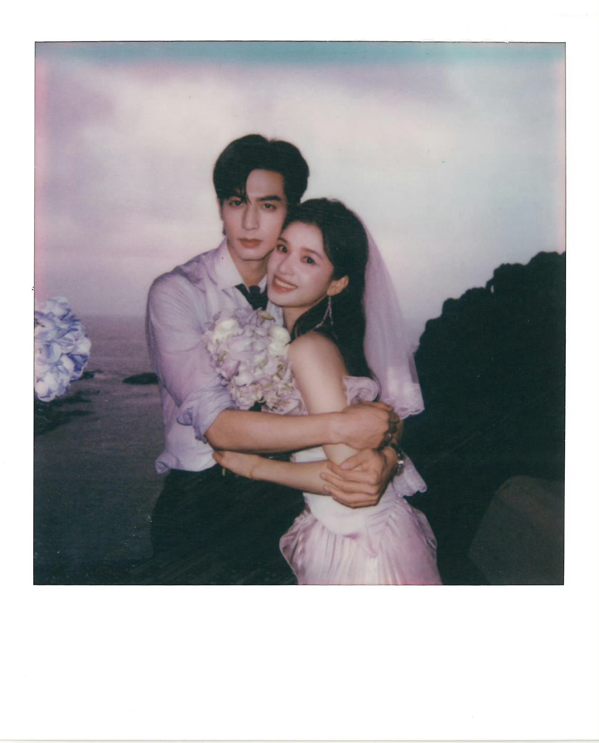 宋威龙张婧仪婚纱西装拍立得，托脸pose氛围感拉满