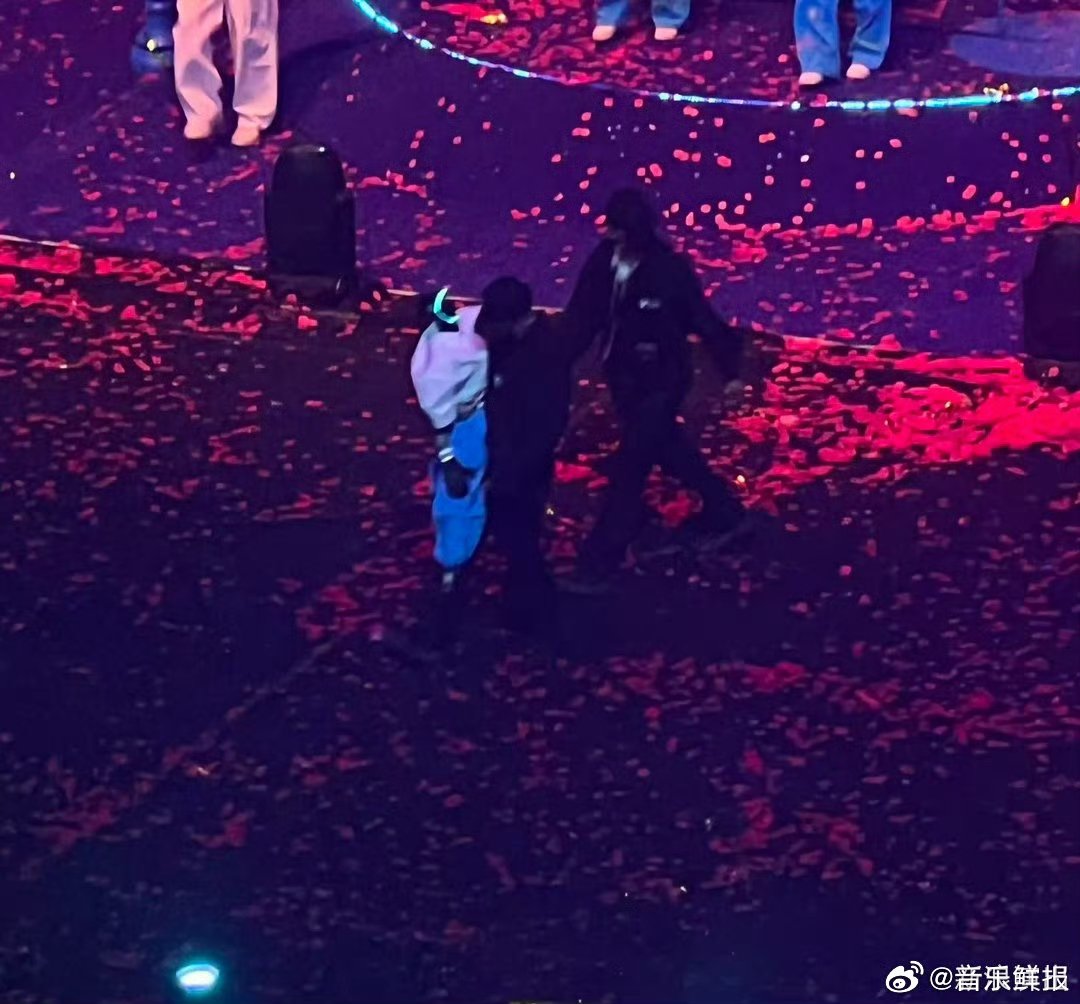 张杰鸟巢演唱会机器人表演失误引热议