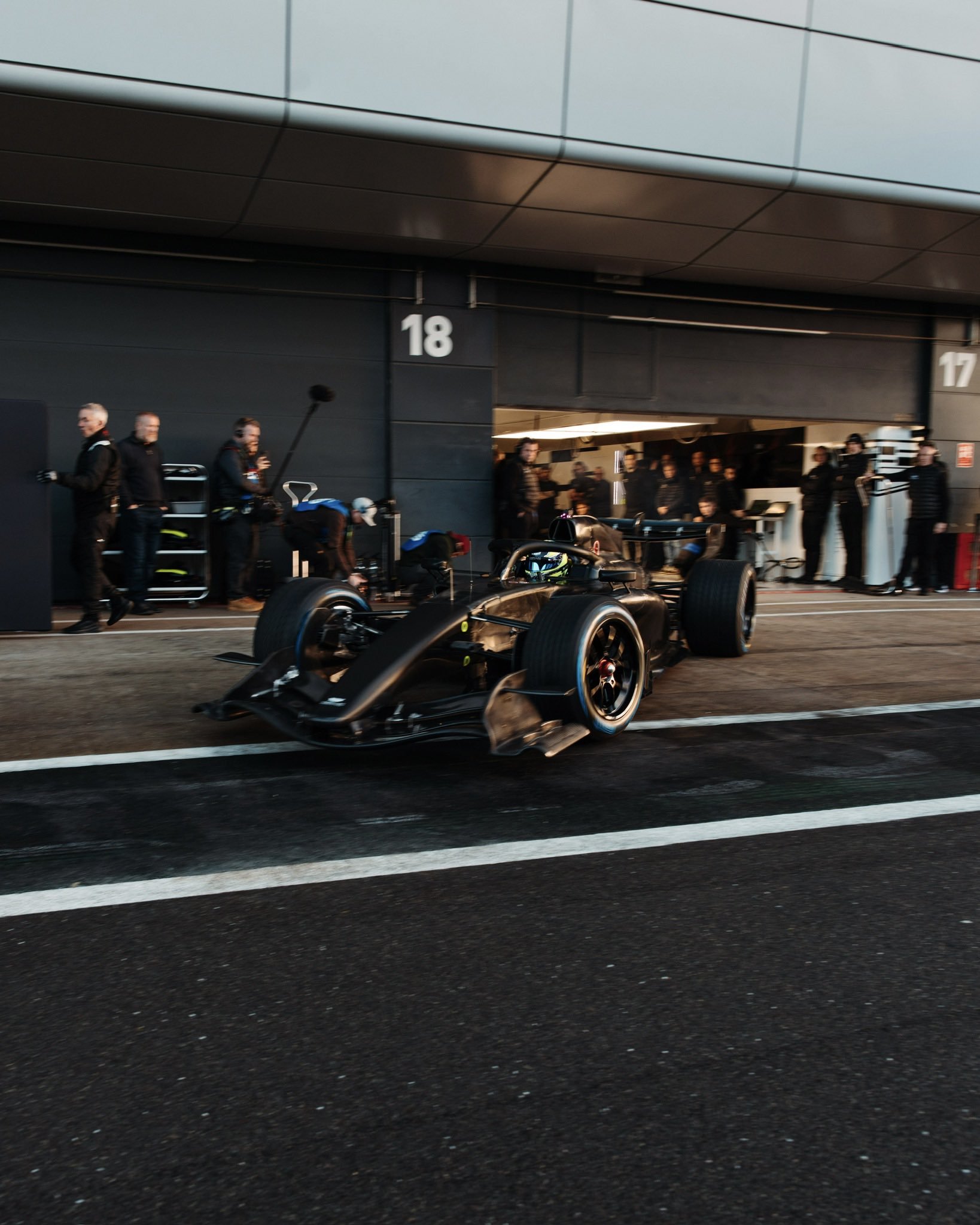 凯迪拉克2026F1新车首航驶出车库