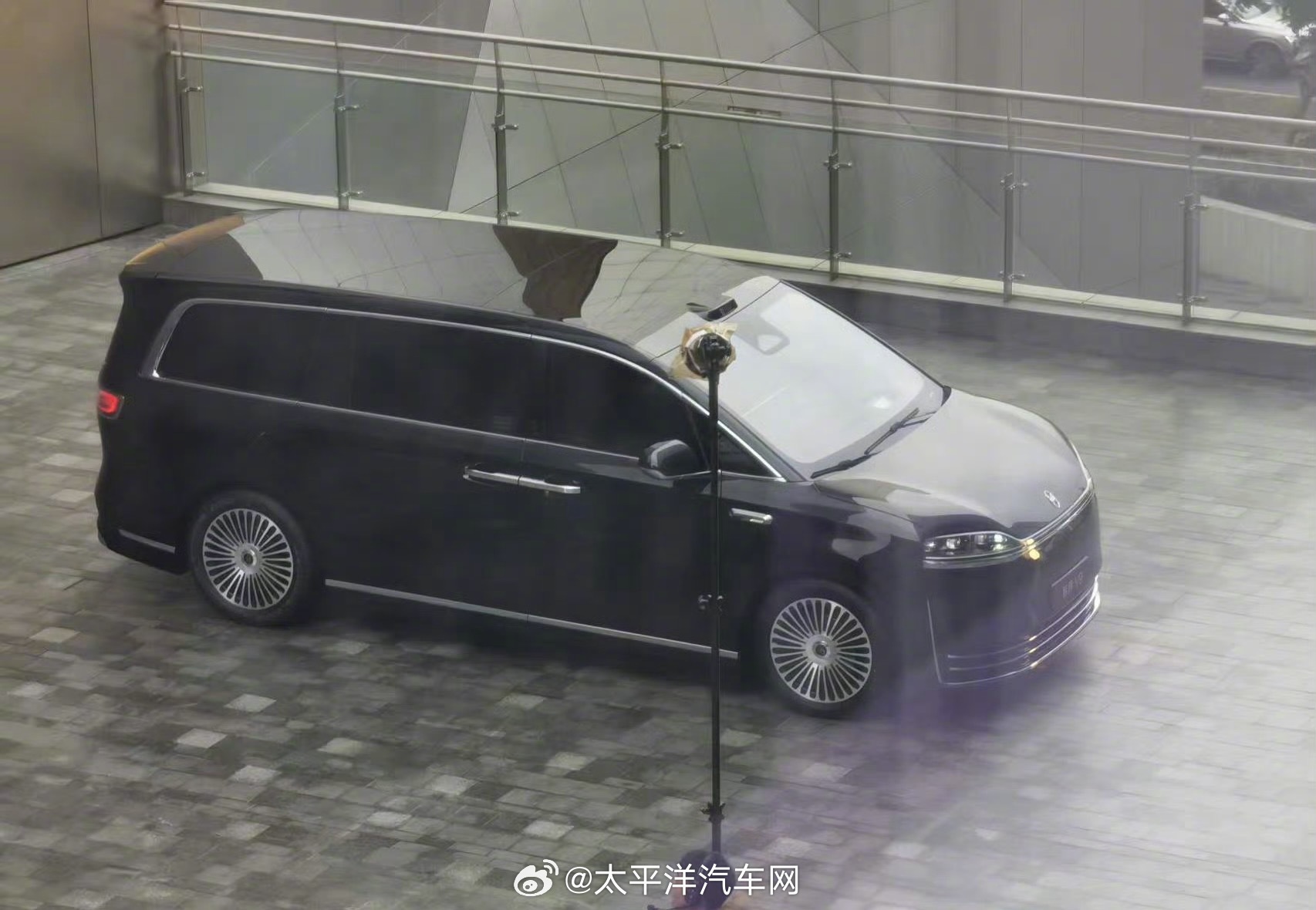 鸿蒙智行首款MPV智界V9实车曝光，余承东称将超越所有MPV