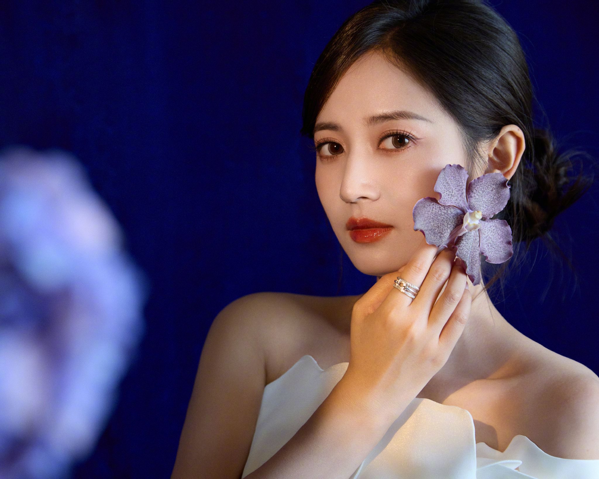 陈钰琪穿白色花瓣礼裙亮相，盘发造型优雅灵动