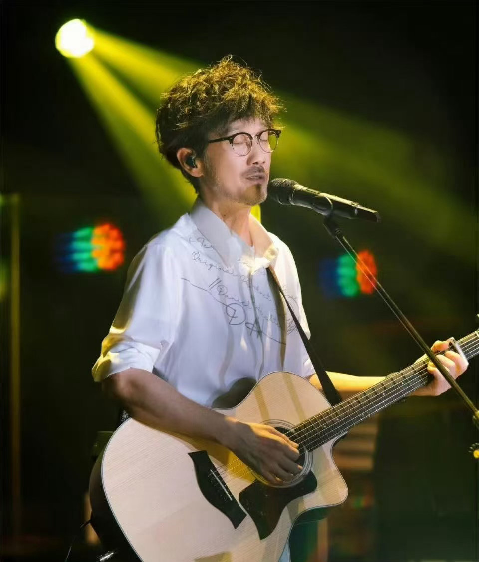 周传雄与粉丝合唱出卖引全场共鸣