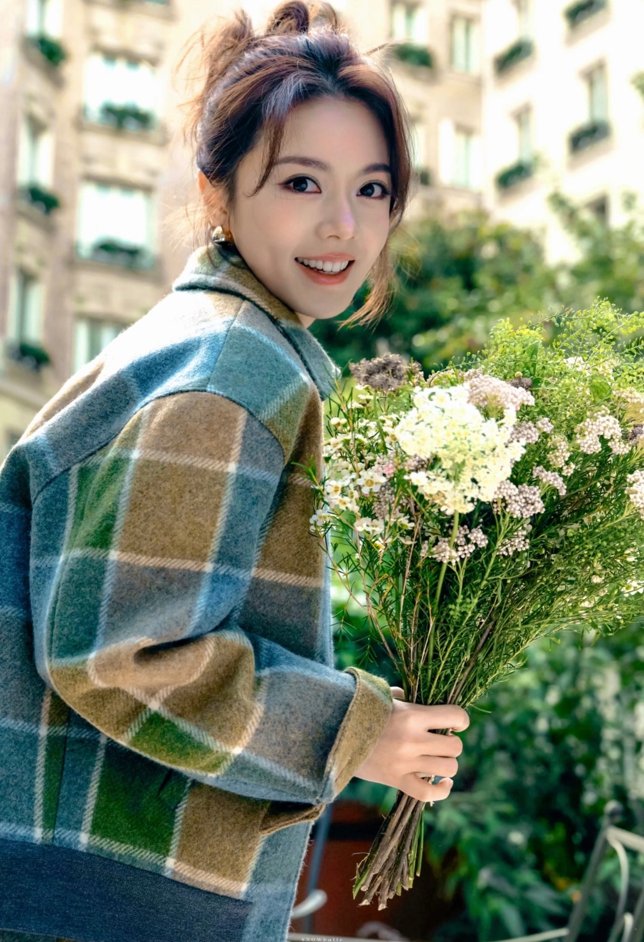 赵今麦等16位明星发布治愈系花卉写真