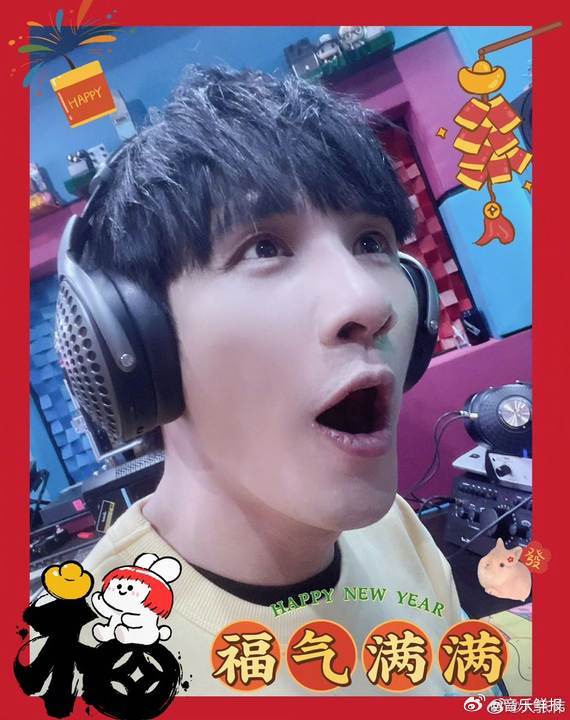 大张伟机场挽妻撒娇显反差萌