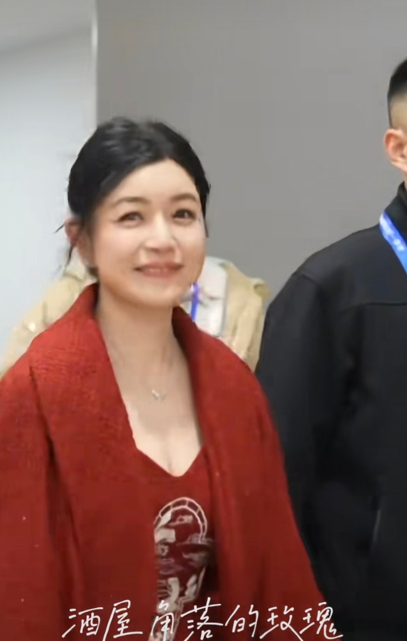 陈妍希红装亮相，红色造型惊艳全场