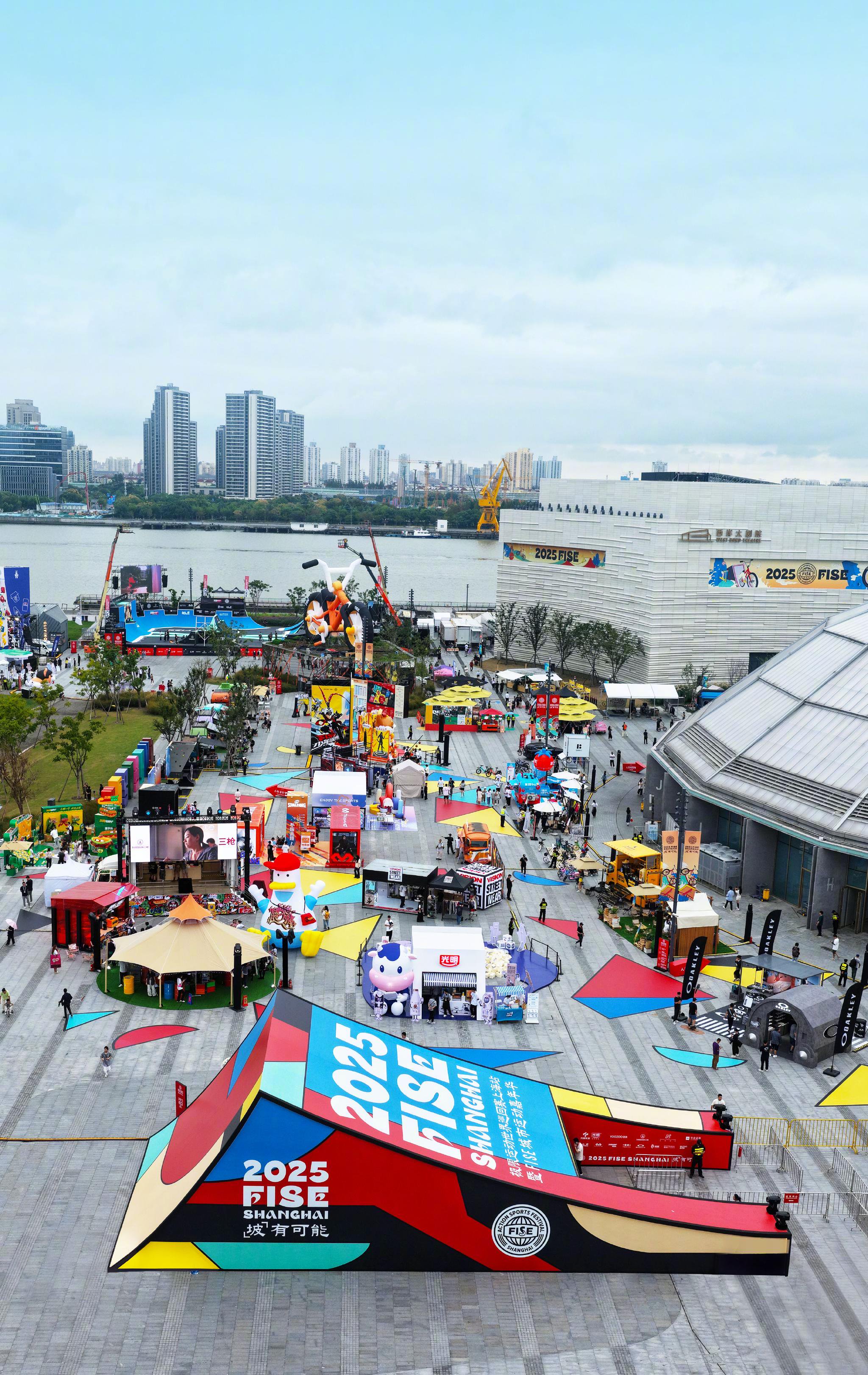 2025FISE嘉年华西岸开幕，王珞丹米卡助阵7万平潮流盛宴