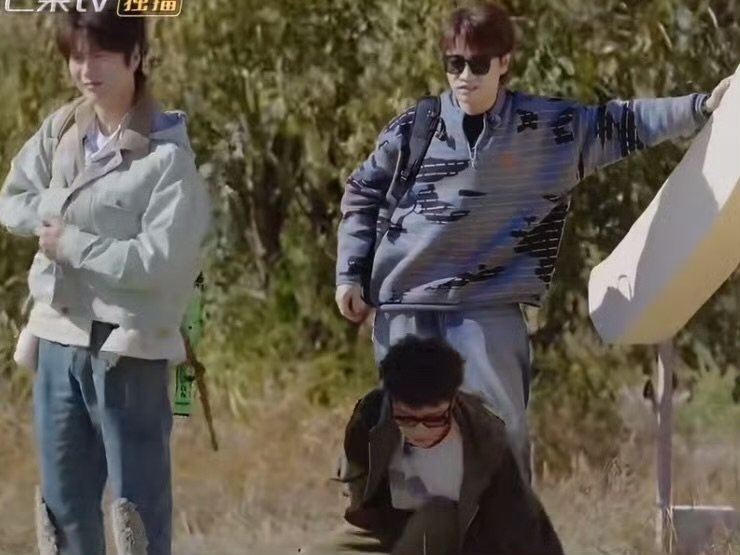 陆虎称睡地上可王栎鑫当场入睡，玉龙雪山下引欢笑