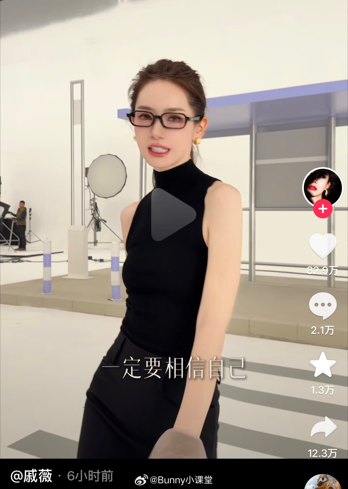 戚薇营业照被指撞脸金晨，网友称乍看难辨