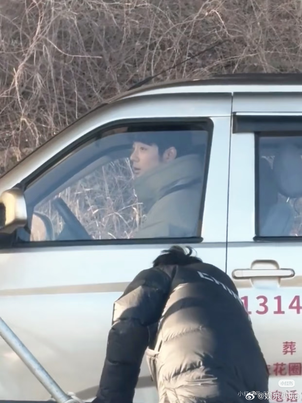 肖战《小城良方》拍摄花絮曝光，体验多种交通工具