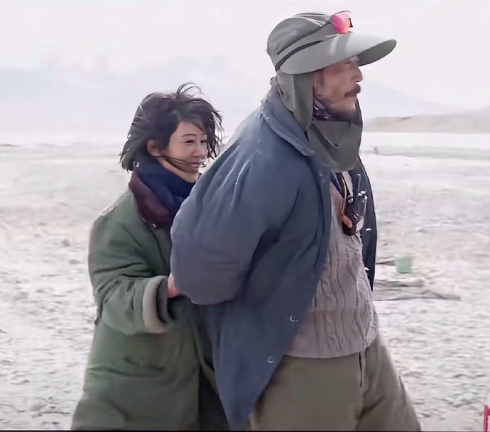 杨紫《生命树》片场花絮曝光，邱莹莹制服小包总