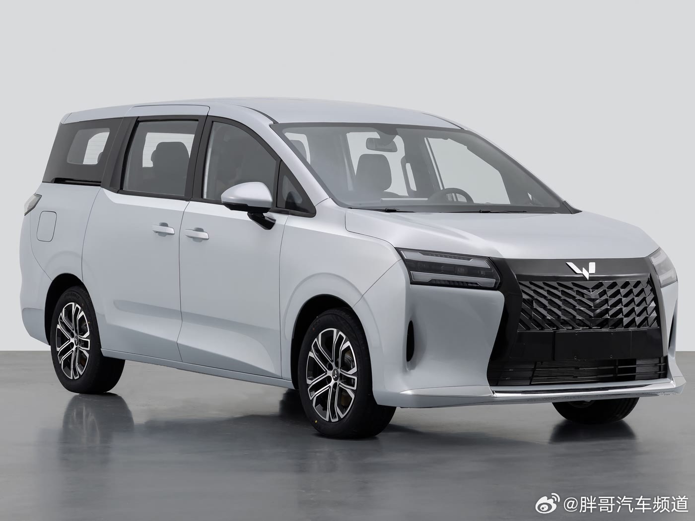 五菱星光730开启预售，十万级MPV配备电动滑移门