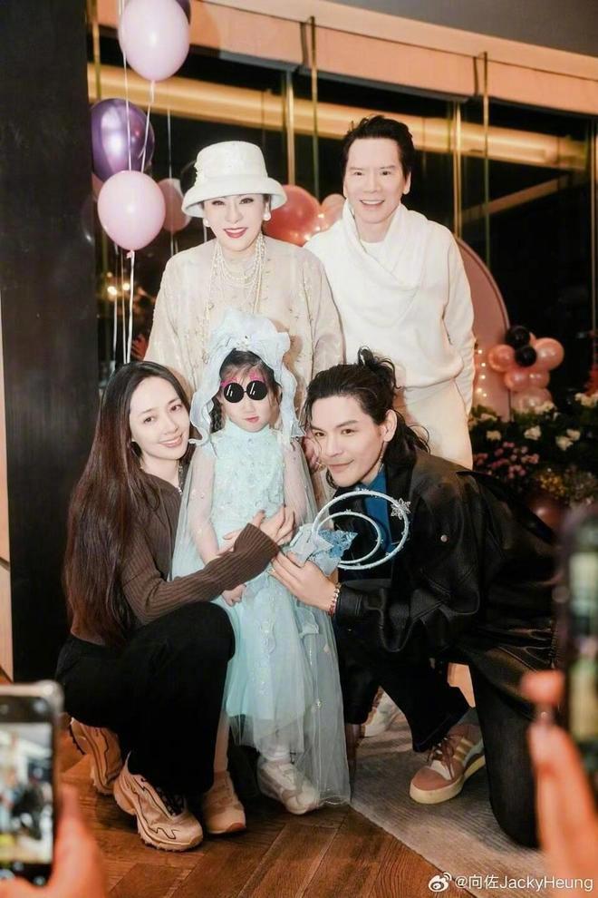 郭碧婷回应与向佐分居两地，称向太给钱支持孩子