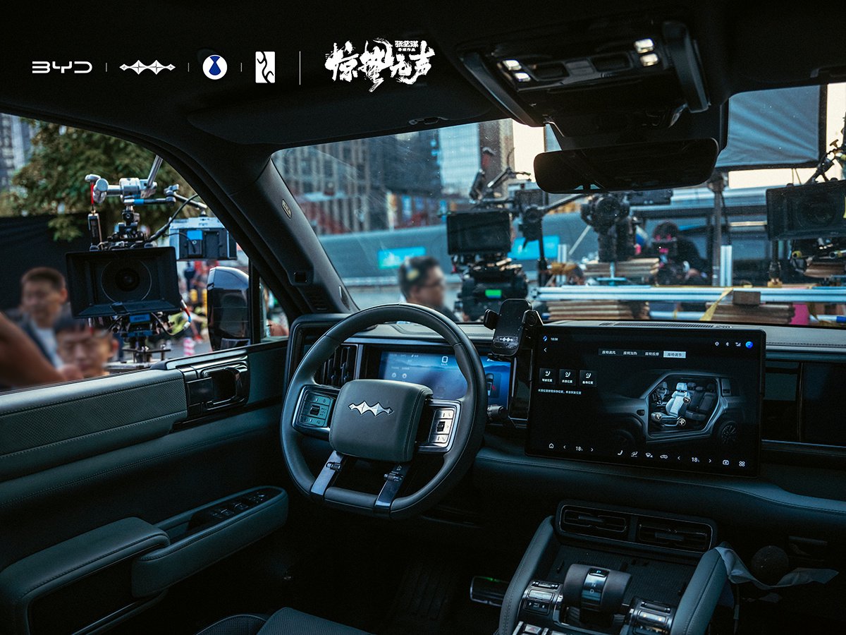 《惊蛰无声》国安小队座驾全换国产车，方程豹腾势展现硬核科技