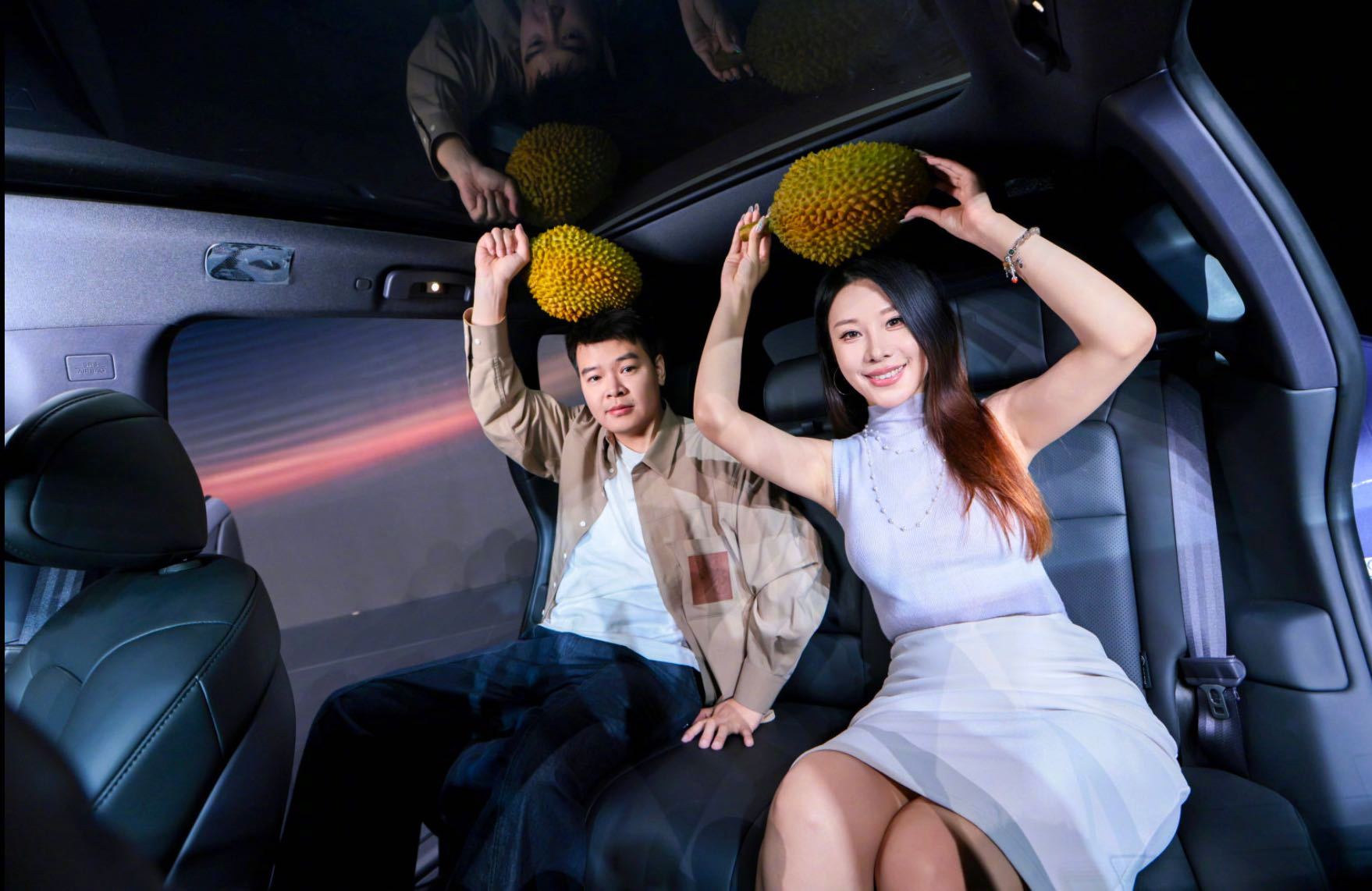 媒体实测日产NX8后排顶榴莲不压抑，20万级大五座SUV展现顶流空间