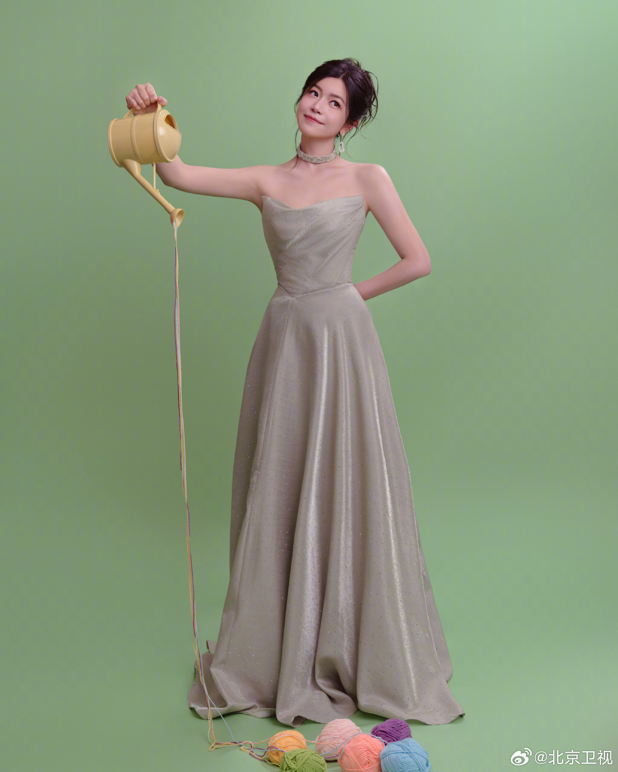 陈妍希春日大片演绎治愈系浪漫