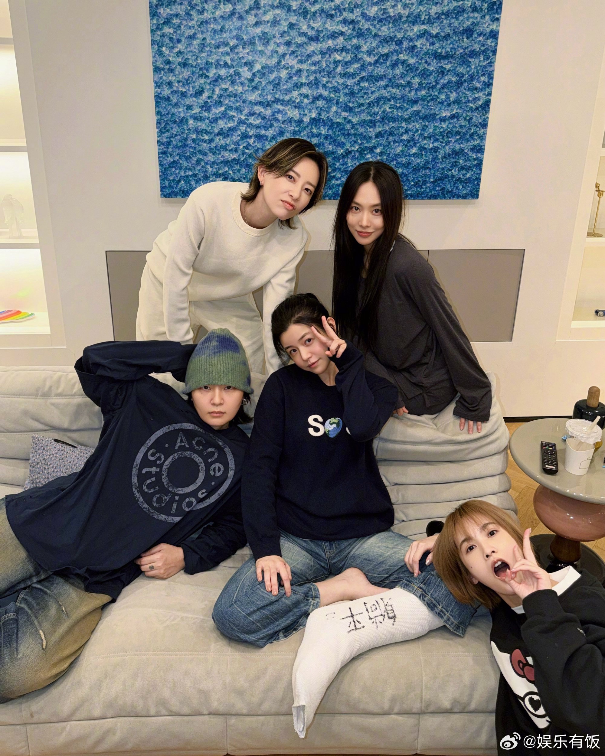浪姐团探望受伤陈妍希，石膏写躺平显温馨