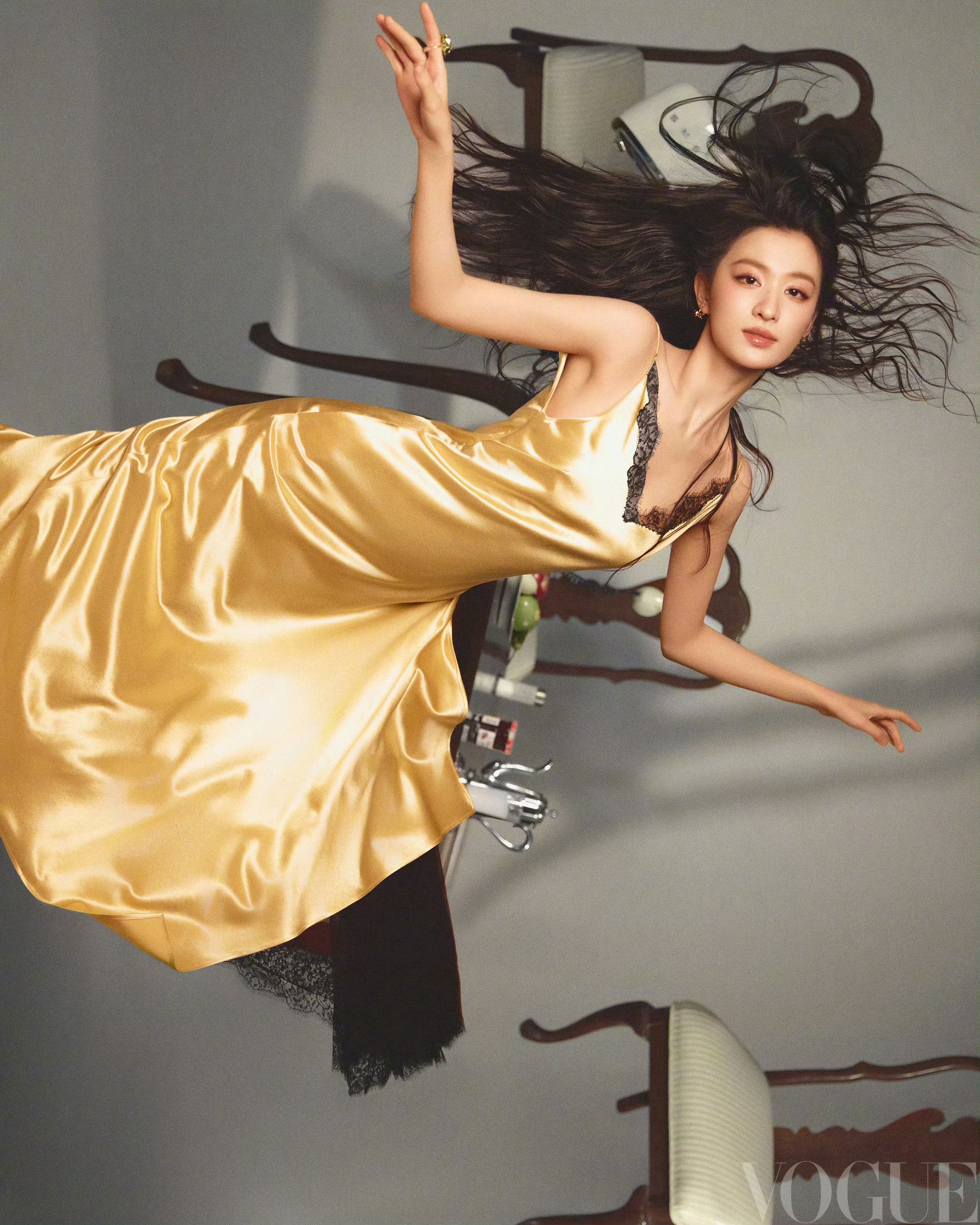 王楚然金色梦境VOGUE大片演绎东方静奢美学
