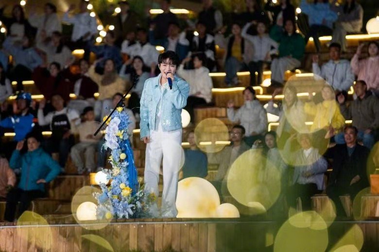 周深中秋夜三台献唱，双语演绎《归来》天津开个唱