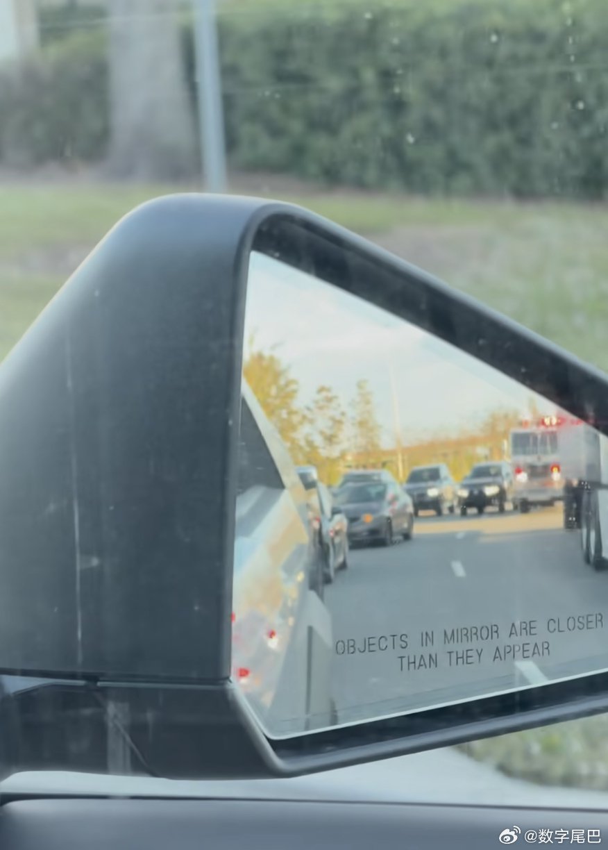 特斯拉FSD模仿人类驾驶压马路牙子为消防车让道