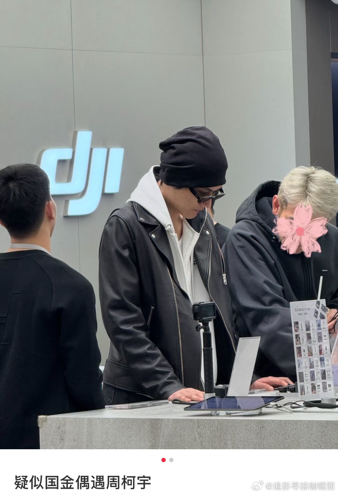 网友偶遇周柯宇与家人购物，潮男打扮引注目