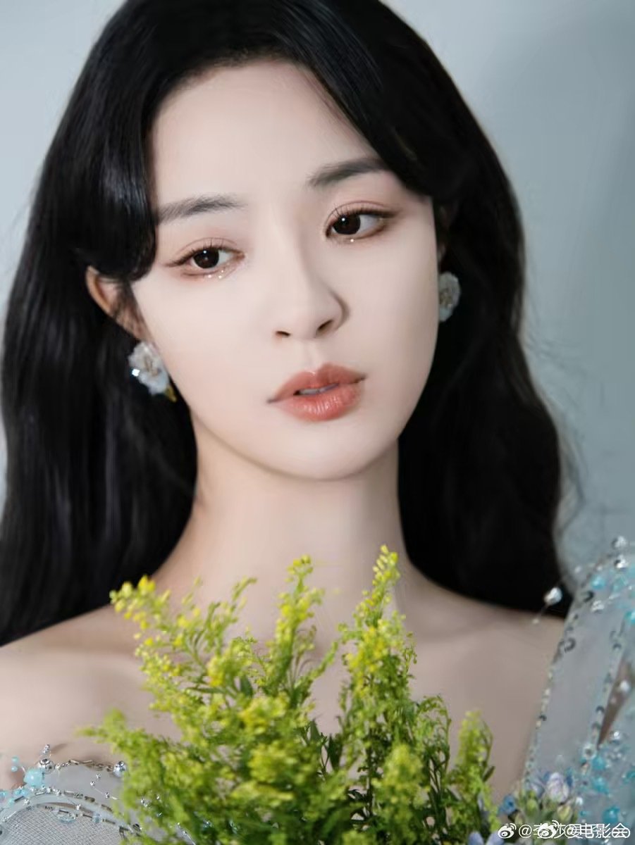 李莎旻子听华晨宇《不重逢》落泪