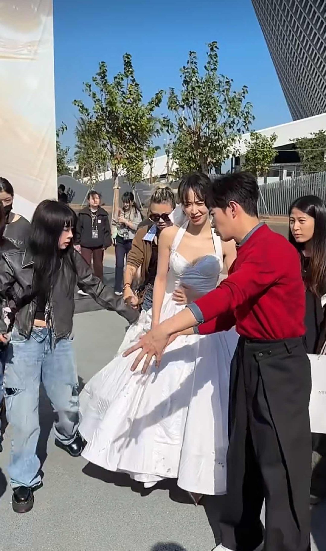 宋茜星光大赏婚纱造型亮相红毯